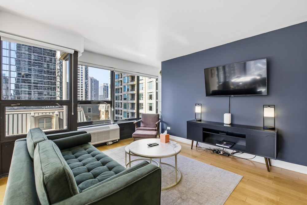 2bd River North Million Dollar Views! Parking Incl 2 Bedroom Condo