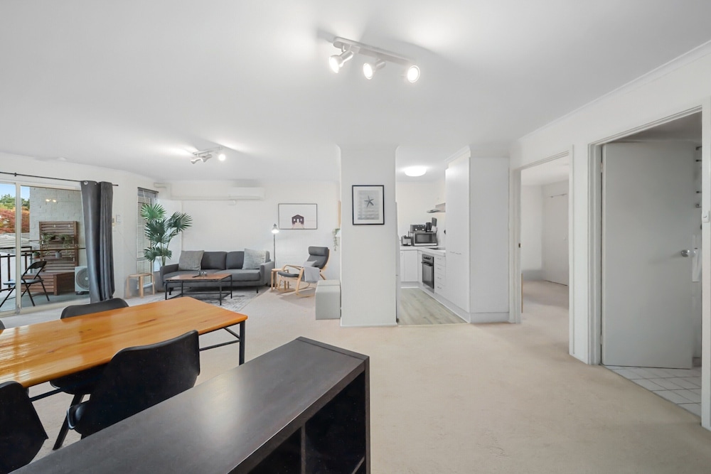 Stylish 1-bed Stay With Balcony & Study