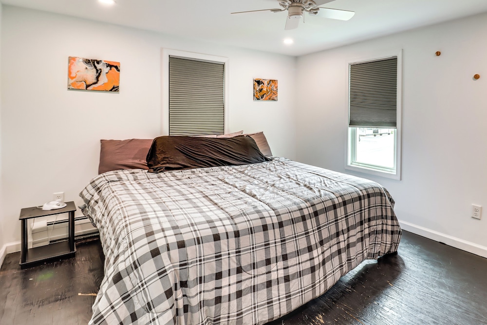 Ski, Hike & Fish: Pet-friendly Home in Saylorsburg