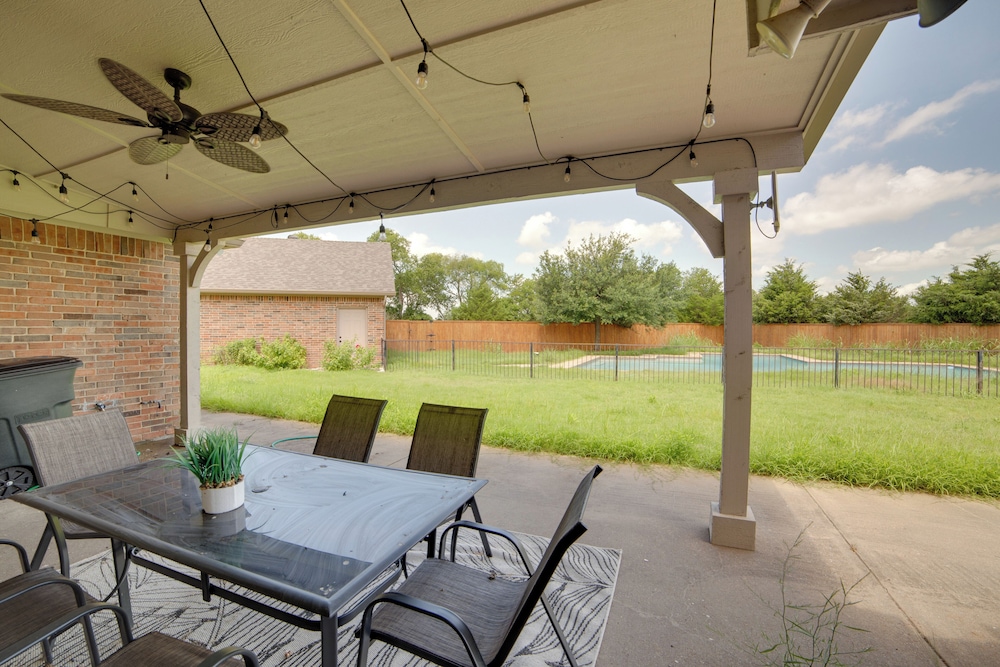 Game Room & Bar: Secluded Getaway in Farmersville