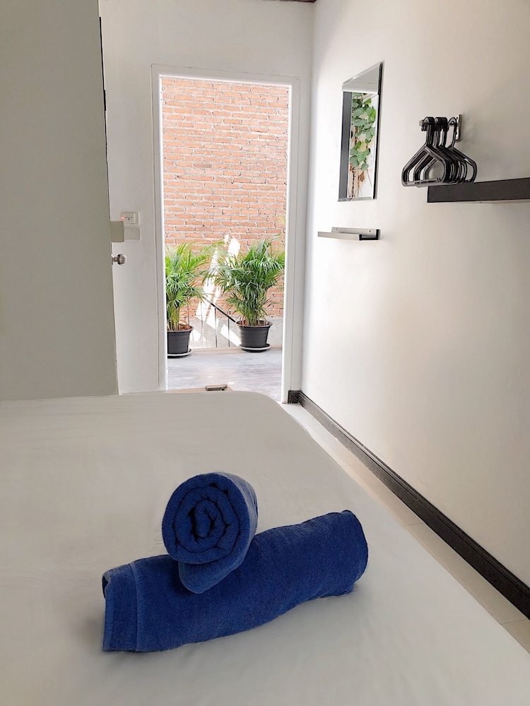 The Reef Hotel & Studios