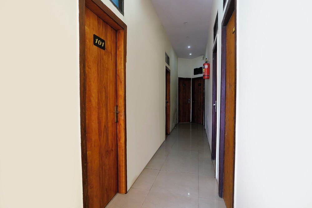 Fabhotel Mumbai Inn