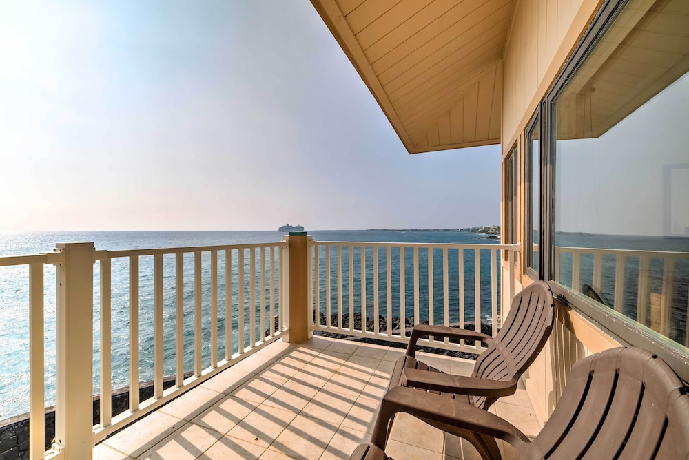 Oceanfront Kailua-kona Townhome w/ Pool & Views!