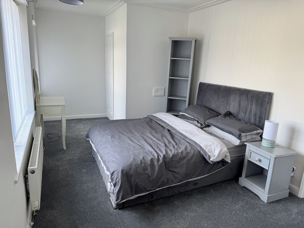 Knotty Ash - 3 Beds - Sleeps 6 - On-site Parking