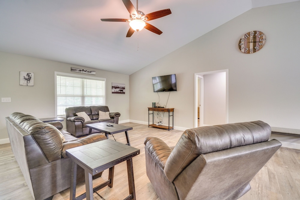 Wraparound Porch: Home Near Dtwn Crossville!