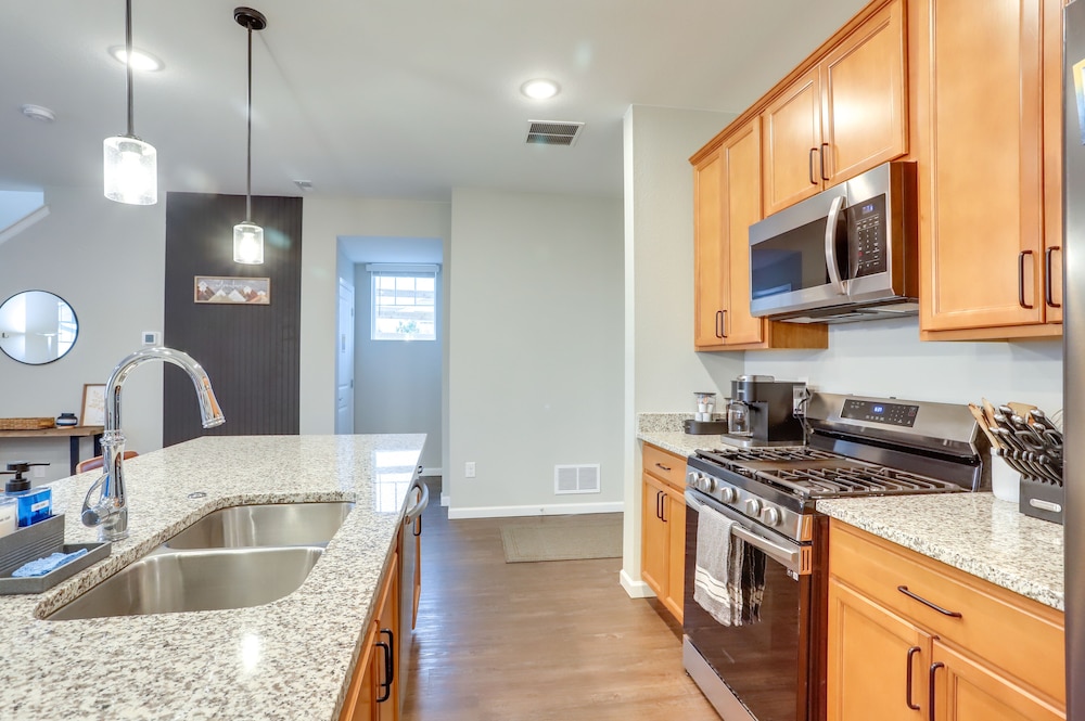 Modern Commerce City Vacation Rental, Near Dia!