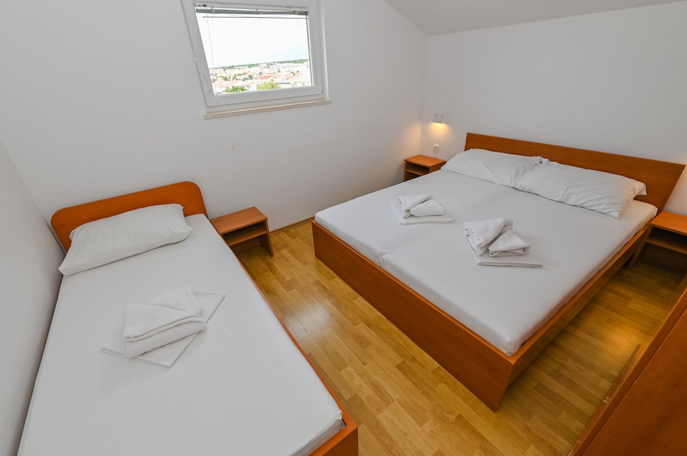 Pool Apartments Galeb en Novalja — hotel room