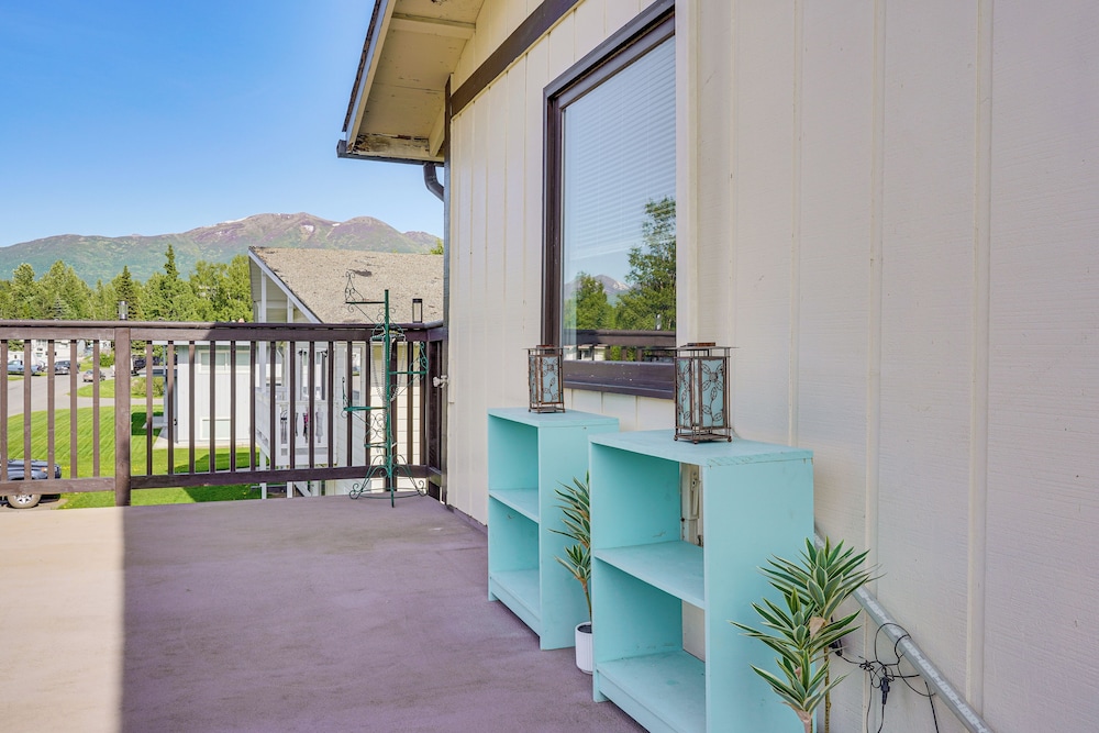 5 Mi to State Park: Mtn-view Apt in Anchorage