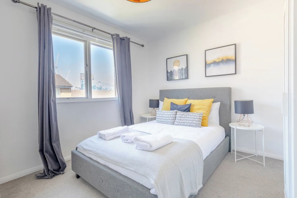 Lovely 4 Bed House w Garden, 1 Stop to Waterloo