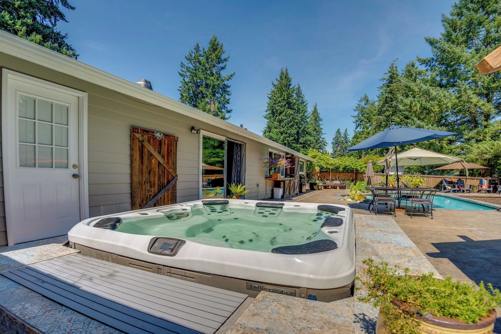 Hot Tub + Sauna: Home 8 Mi to Downtown Tacoma!