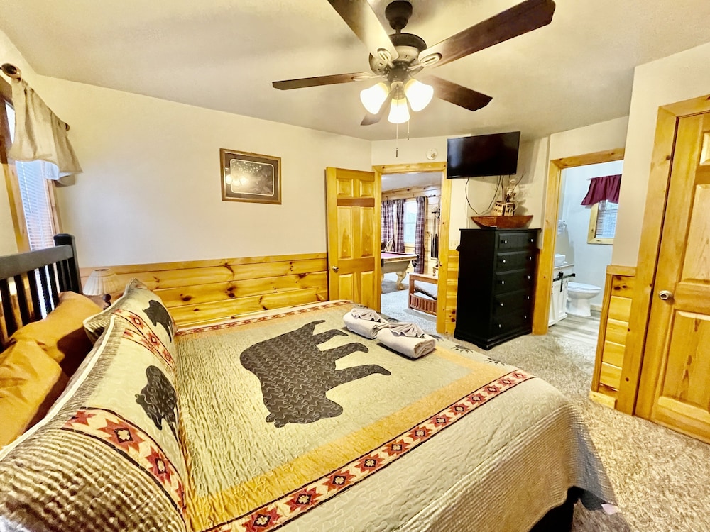 Picture Perfect 2 Bedroom Cabin by RedAwning - Property Image 26