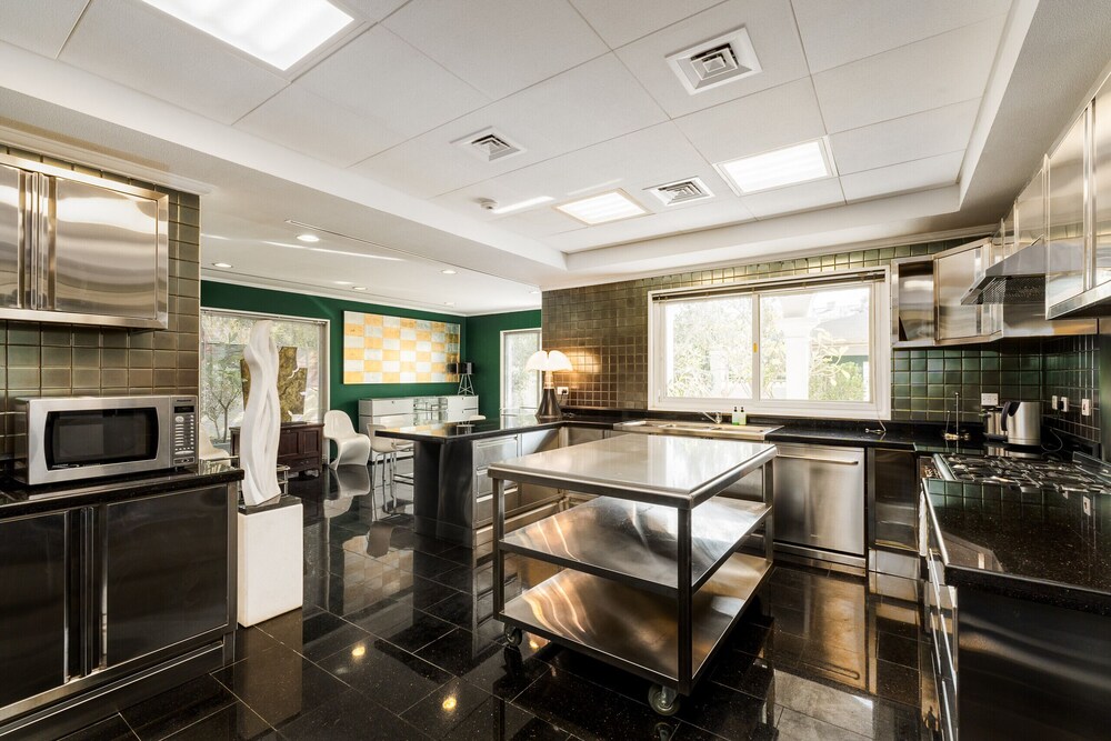 Artsy 4BR DIP Villa w Community Pool Gym