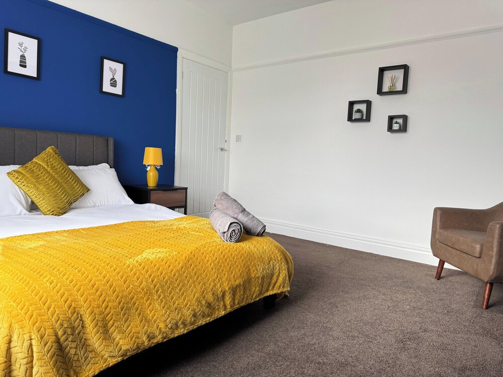 City Centre-4 Br-sleeps 7-garden-free Parking