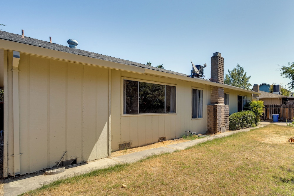 Updated Home in Suburbs - 10 Mi to Dtwn Stockton!