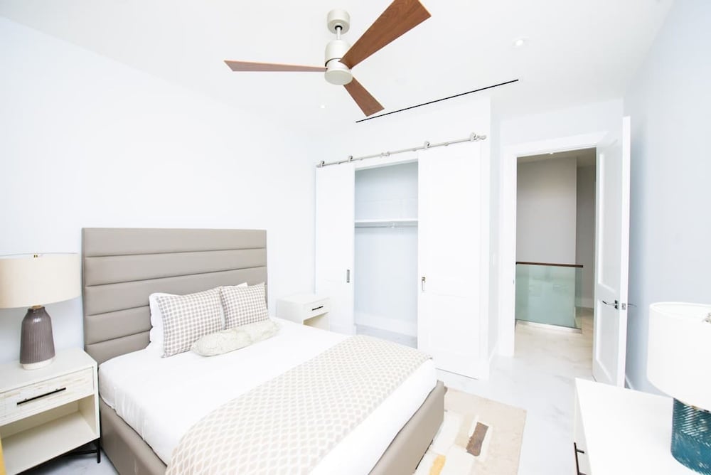 4 Bedroom Cable Beach Condo With Balcony