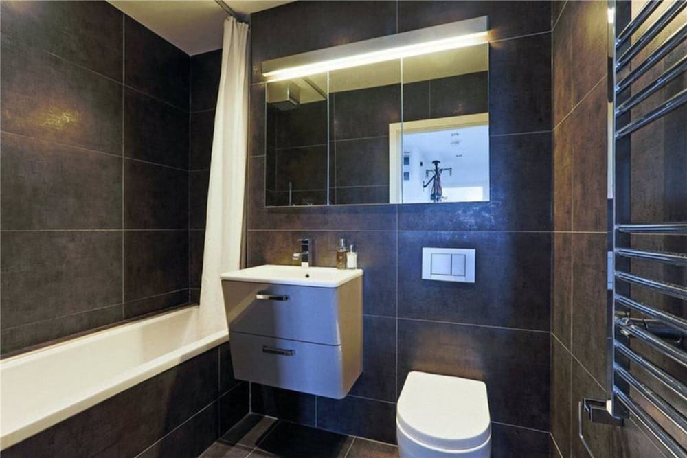 Sleek 2BD Flat W/views of The Shard - Shadwell!