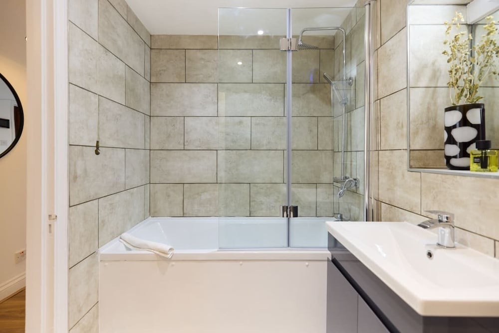 The Goodge Street Place - Bright 2bdr Flat