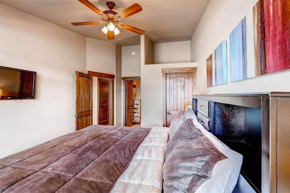 Boulevard Bend P2 3 Bedroom Condo by RedAwning