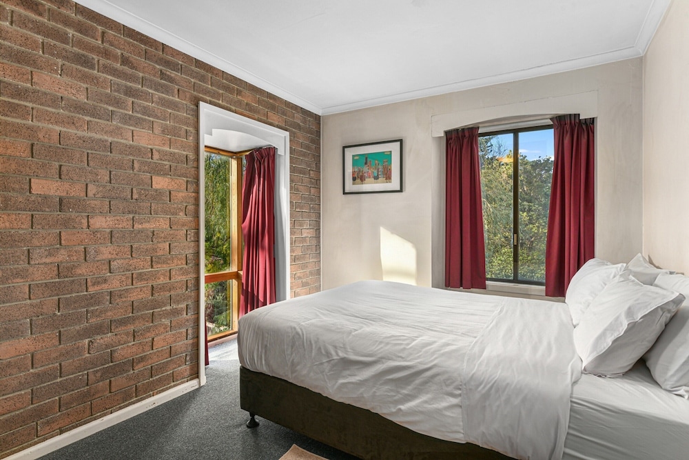 2-bed Townhouse Retreat in Sandy Bay With Parking