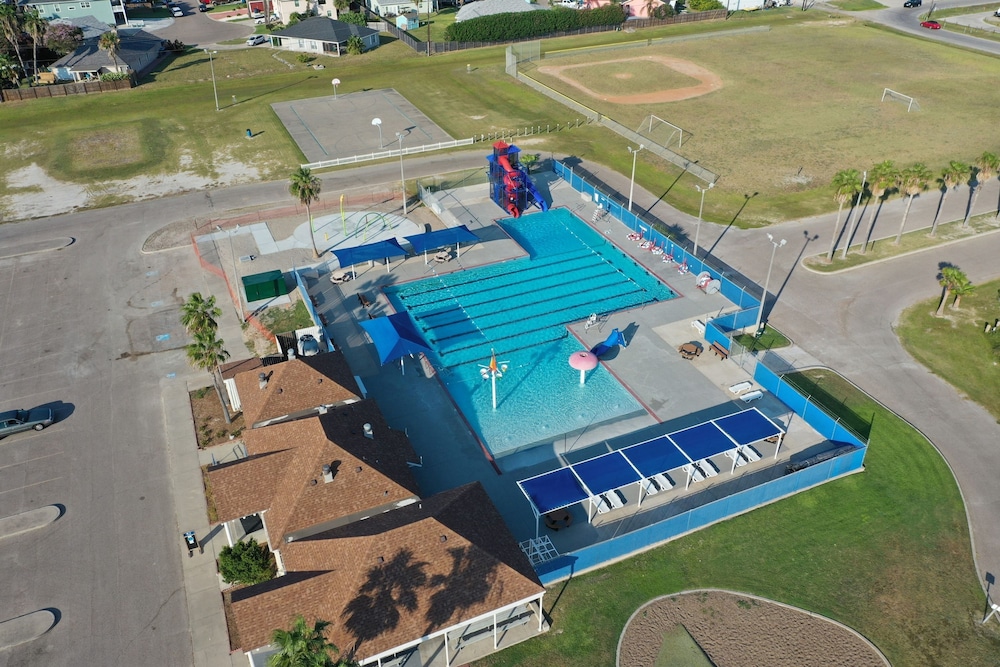 Casa Rosada by Avantstay Easy Beach Access Spacious Balcony Deck