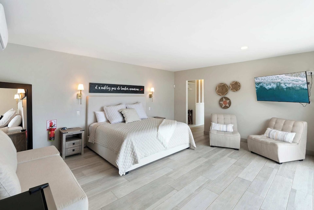 Luxe Tropical Villa with Sparkling Infinity Pool, Panoramic Ocean Views & Community Amenities