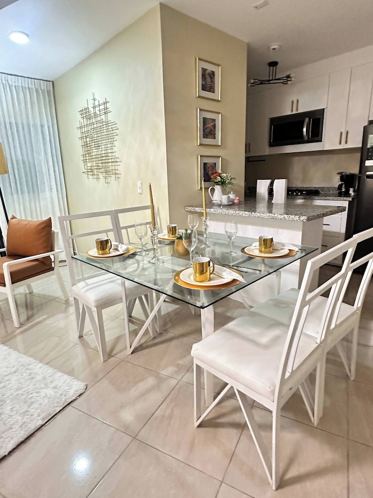 Family apt Centric Near Historic Center Boardwalk