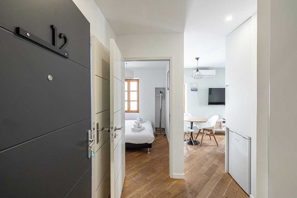 Magnificent Renovated 2 Bedroom Apartment, Terrace view 5