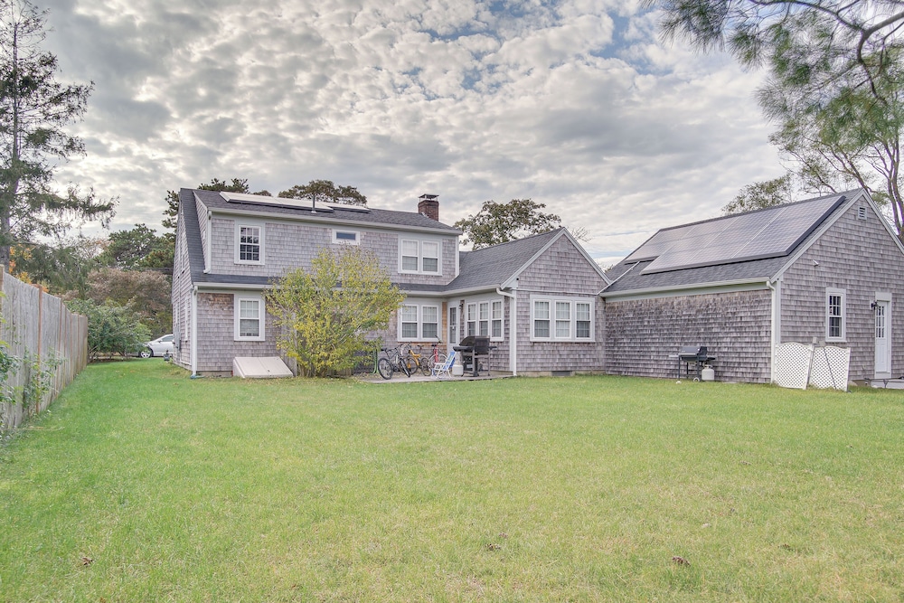 1 Mi to Windmill Beach: South Yarmouth Apt!