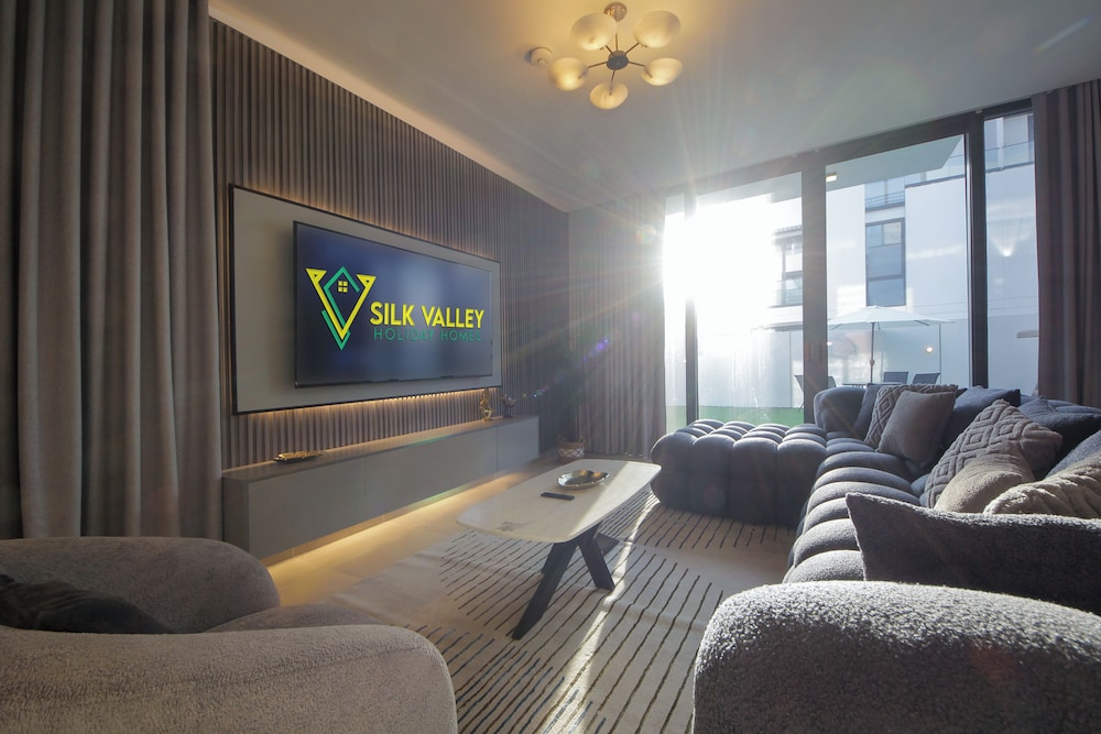 Luxurious 4BR Villa with Private Garden