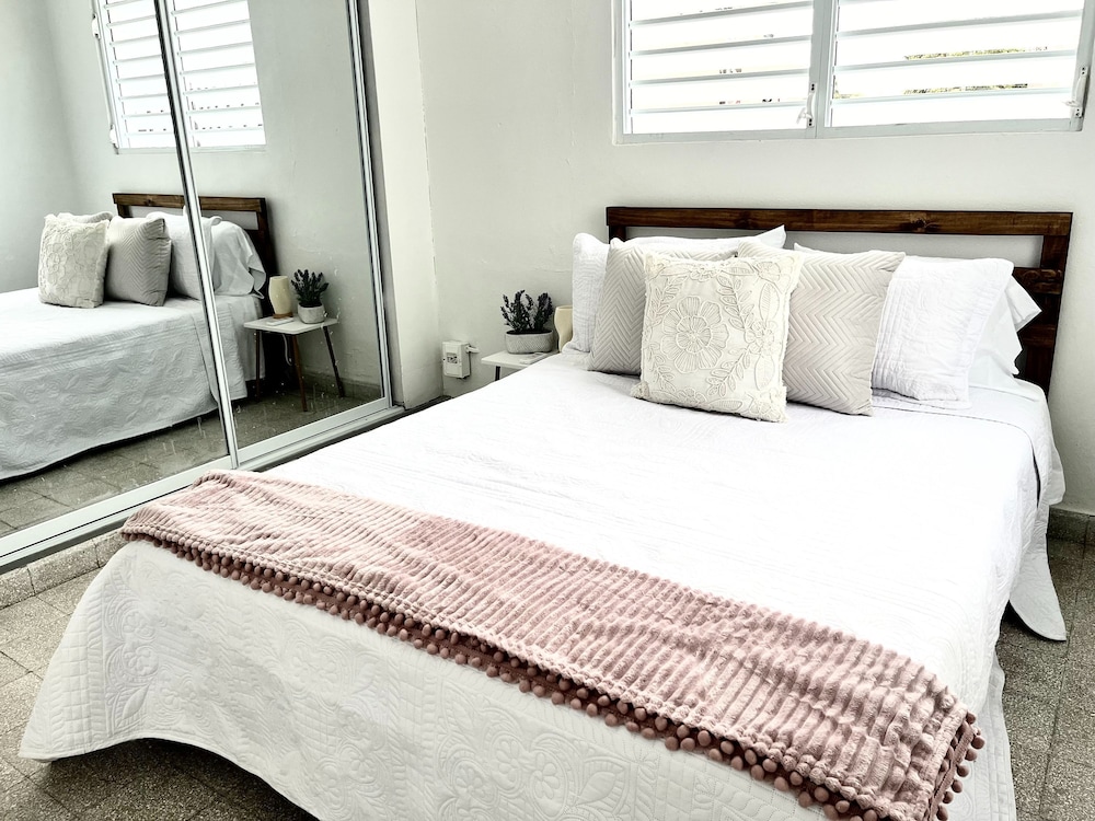3BR 2BA Balconies Hip Lo za Beach Caf s