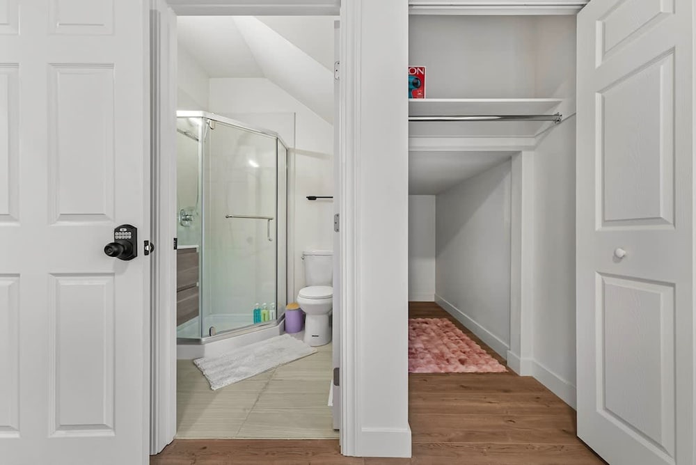 Massive 8BR Home in Hayward With AC Free Parking