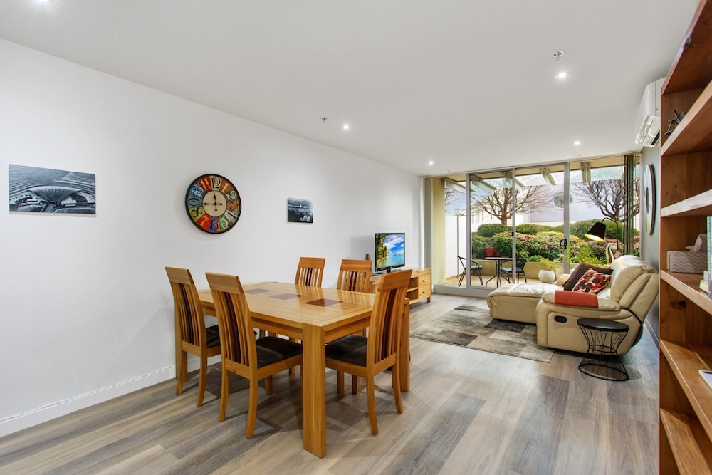 Madecomfy Spacious Canberra Living With Courtyard