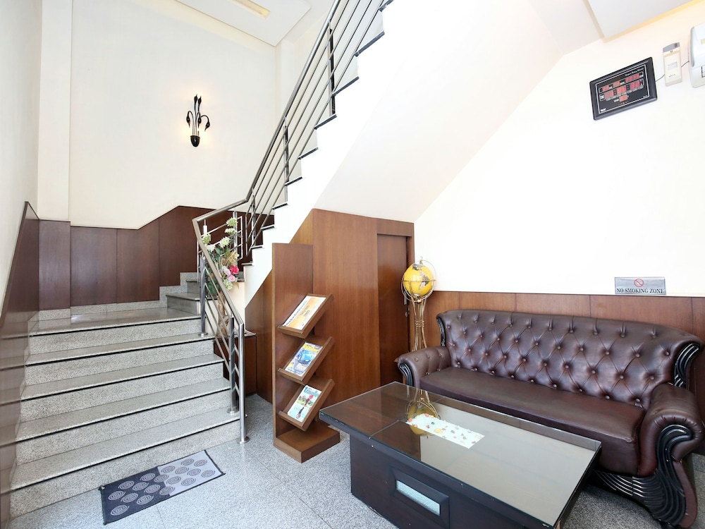 OYO 12989 White Diamond Hotel