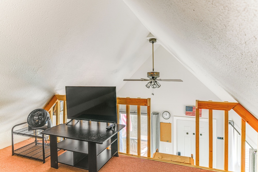 Cozy Houston Getaway w/ Fire Pit & Lake Access!