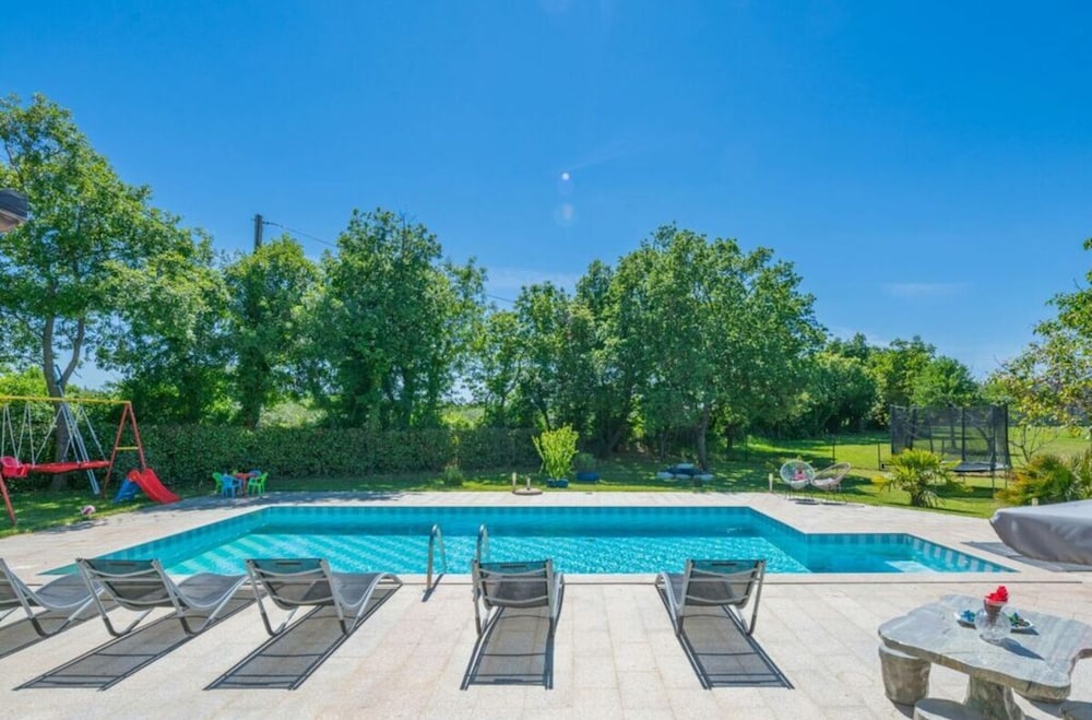 Adalene Comfortable Holiday Residence view 4