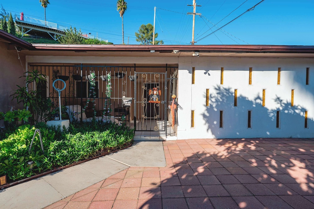 Newly Updated Family Retreat Safe Area Near Dtla