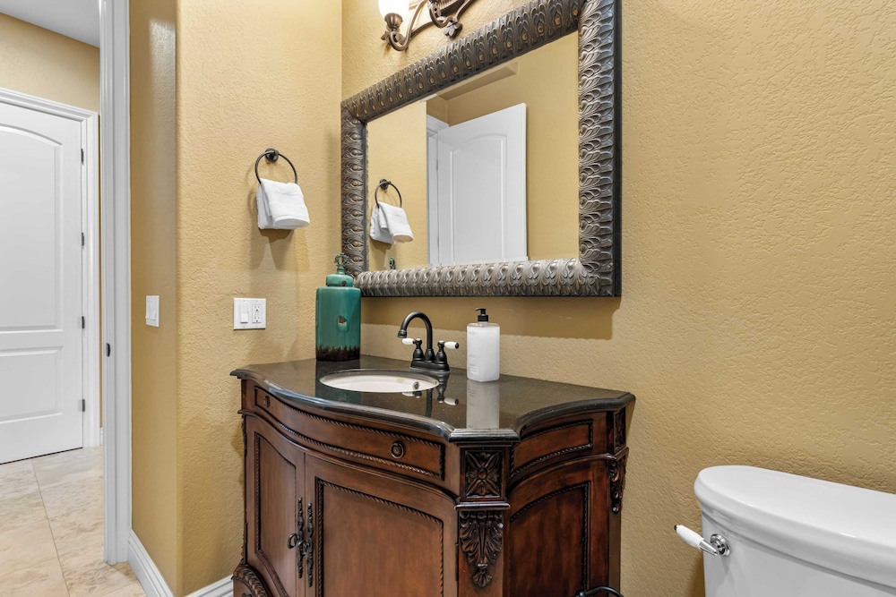 Hilltop Estate w/ Pool, Hot Tub, Fire Pit, Views Cleveland Vista by Avantstay