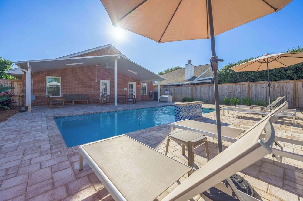 Golf Cart & Private Pool!
