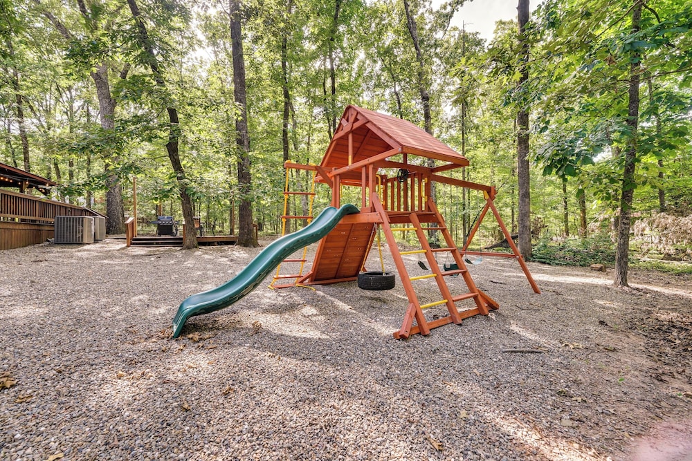 Hot Tub + Game Room: Family Retreat in Broken Bow