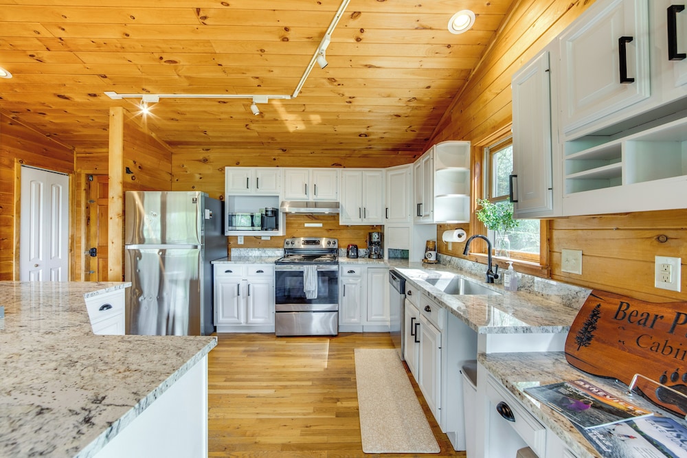 10 Mi to Waynesville: Cabin w/ Hot Tub & Mtn Views