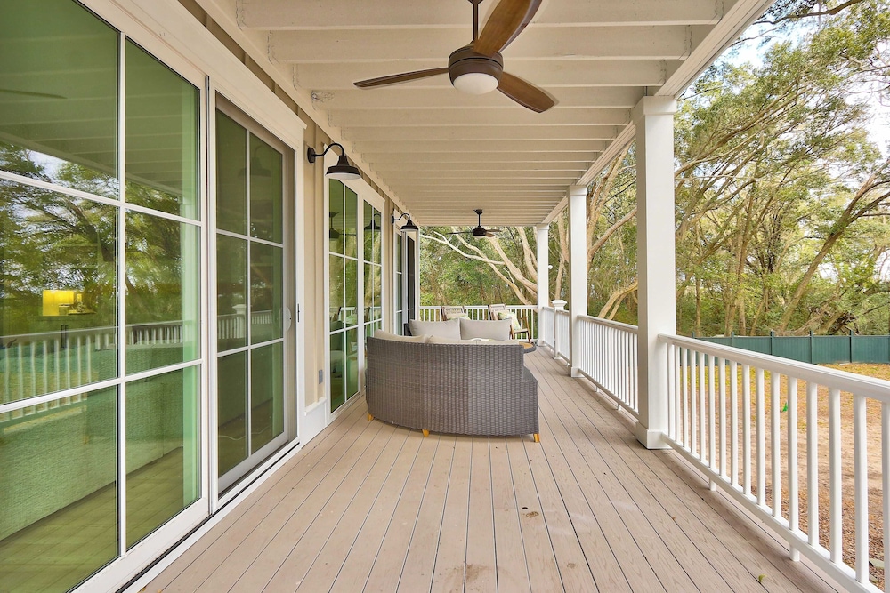 Beachside Boardwalk & Views Pool + Hot Tub 202 on the Sound