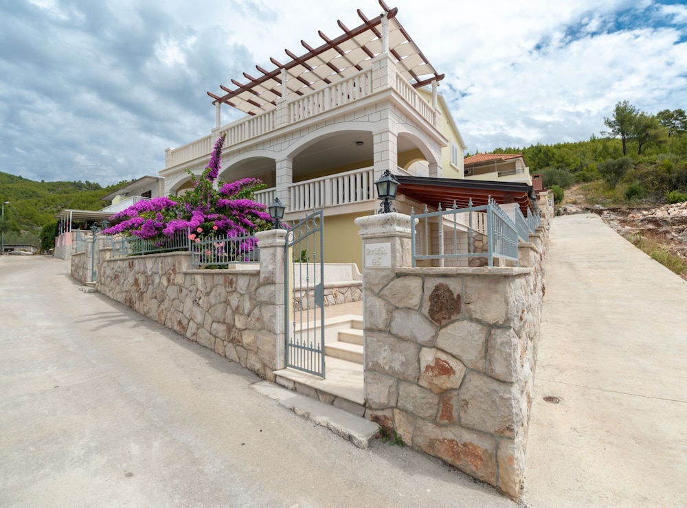 Modern Villa Near the Sea