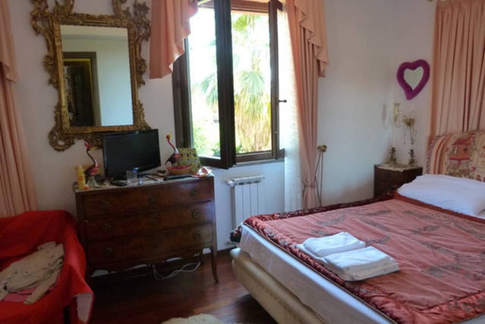 Villa Sleeps 6 With Garden and Gym