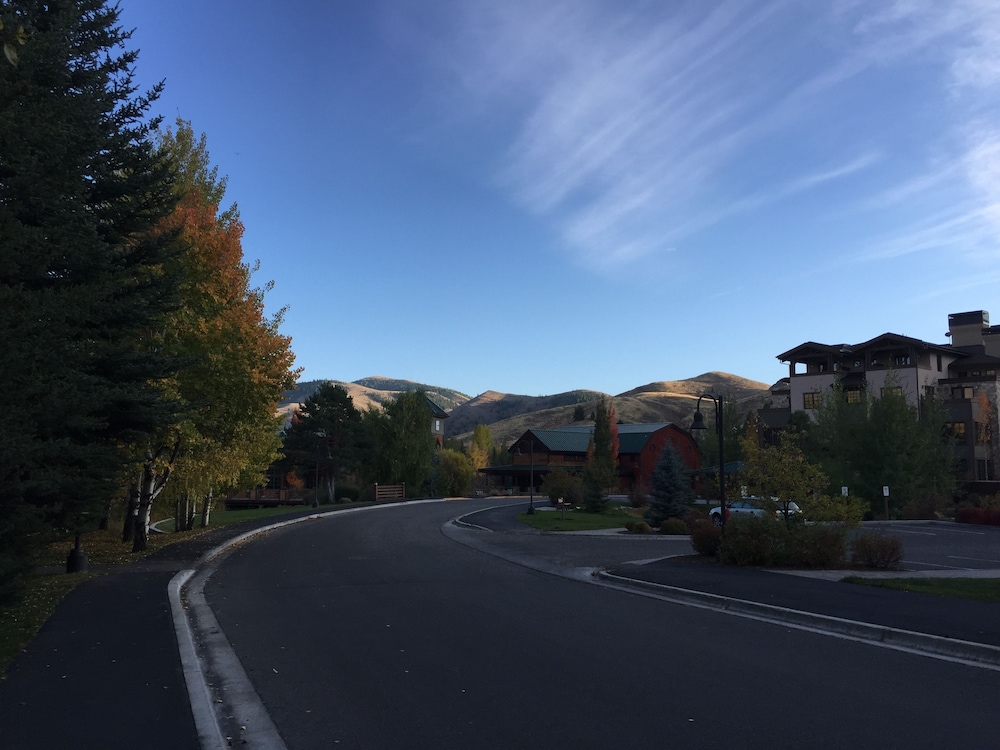 Elkhorn Village - Property Image 6