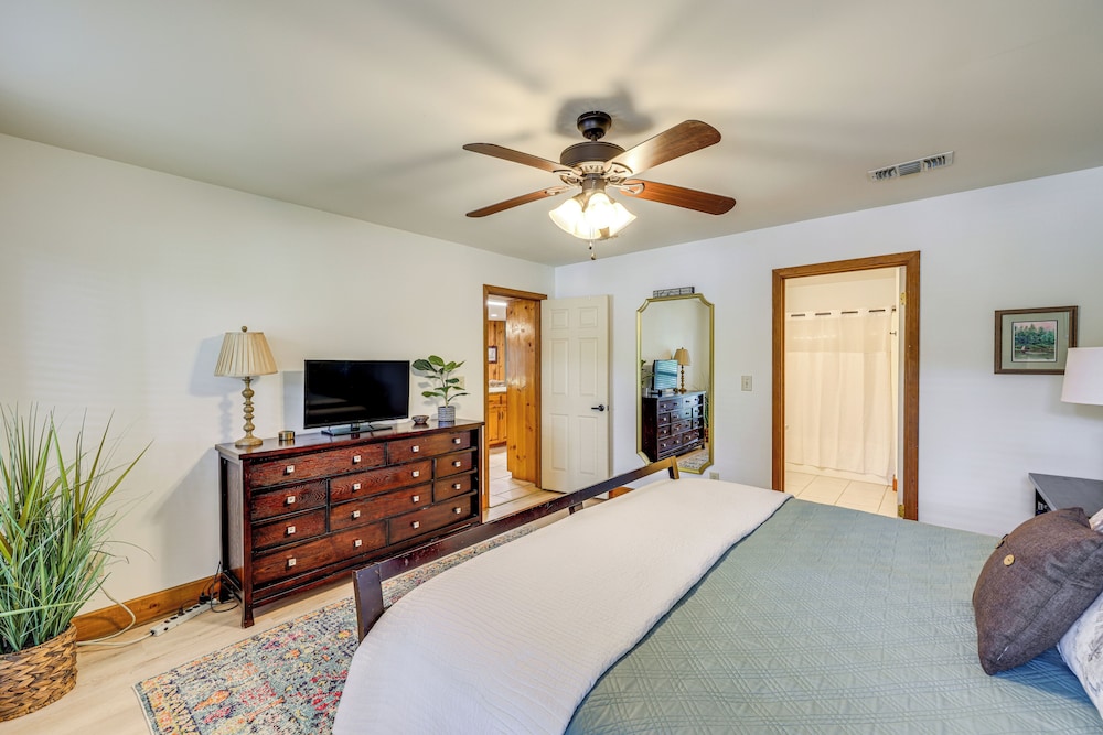 Waterfront Gem on Lake Martin w/ Kayaks & Dock!