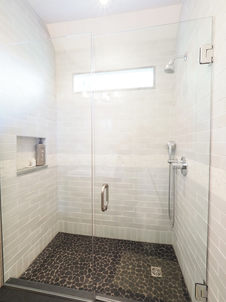 Charming 6 Bdrm Countryside Stay