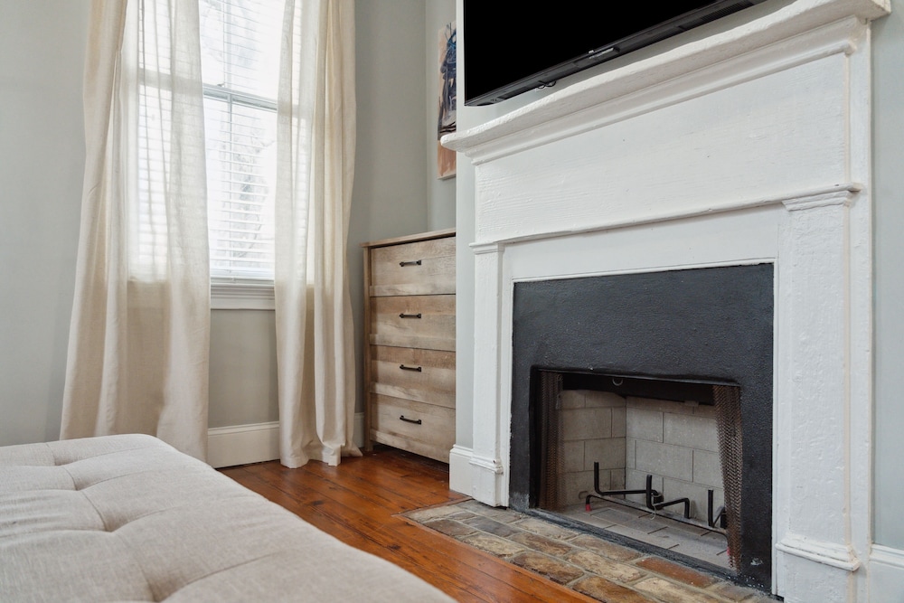 Beautiful Renovated Apartment Near King Street view 2