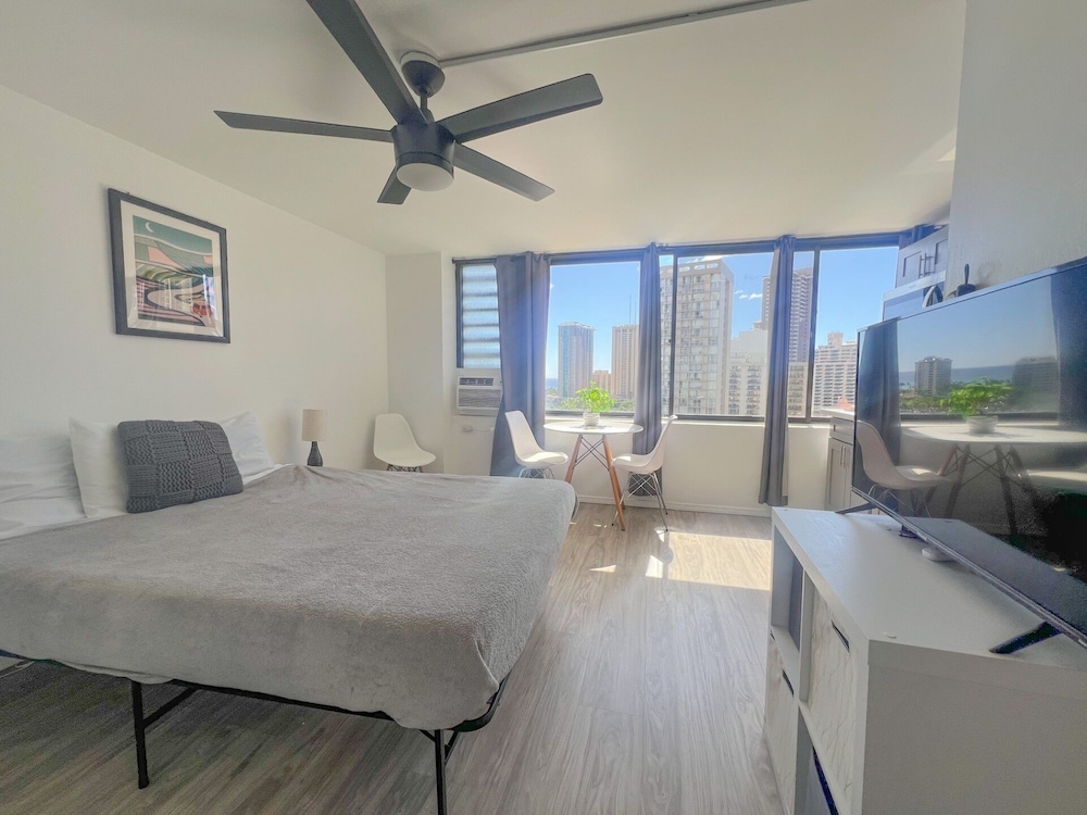 Hawaiian Monarch 1804 Condo by RedAwning view 3