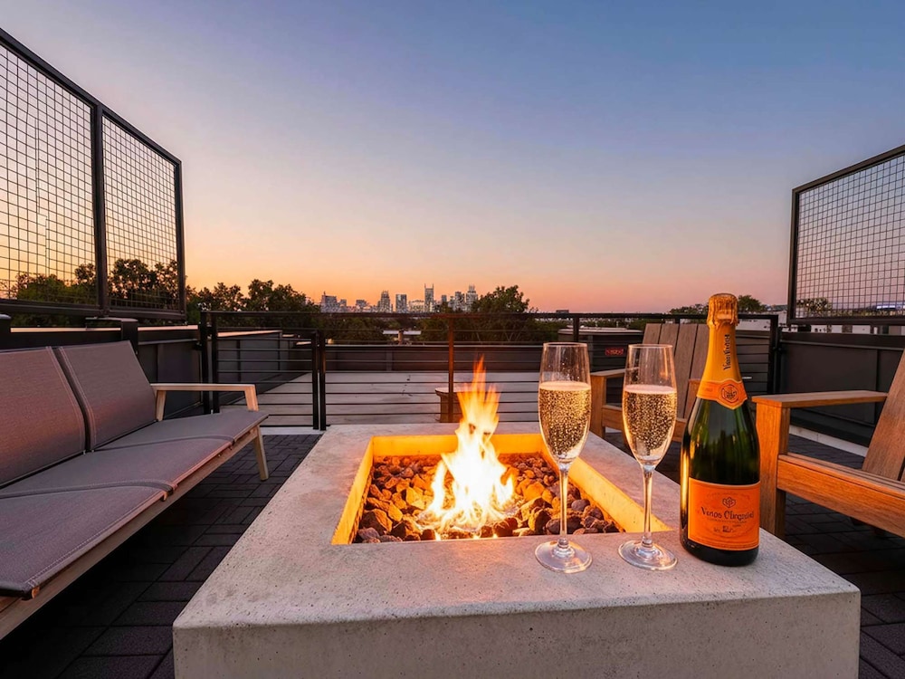 Luxe 4BR With Fire Pit Grill and City Views