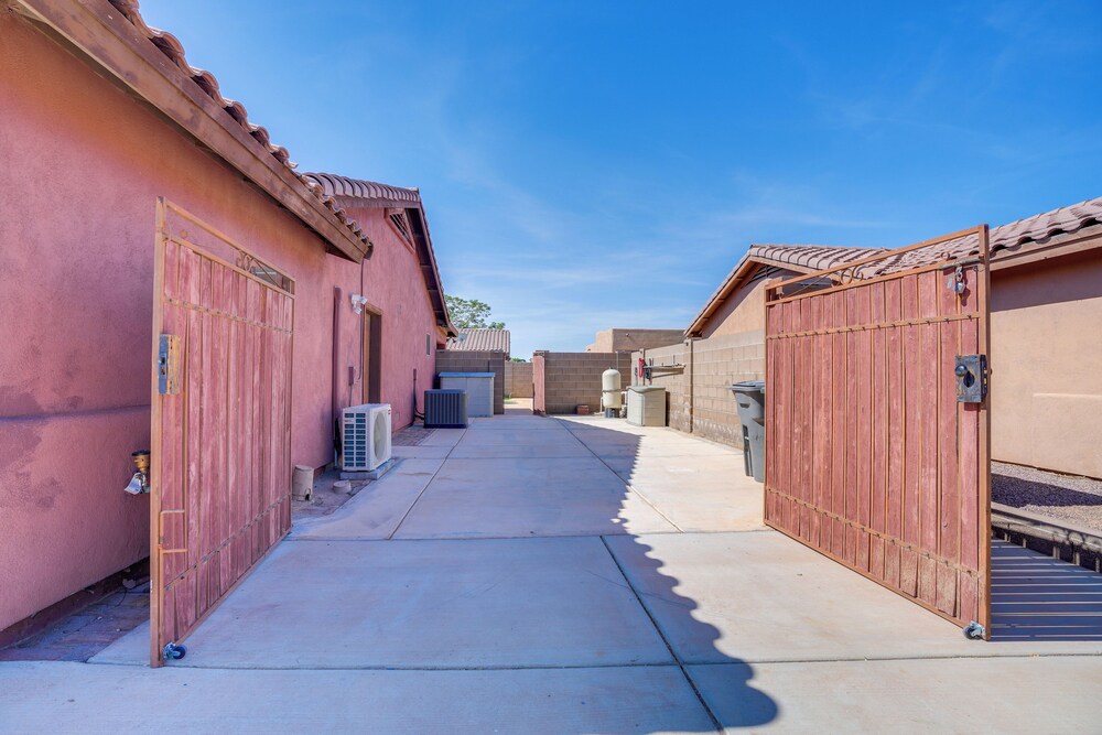 Near Golf Courses: Poolside Paradise in Yuma!